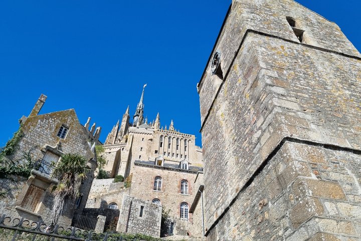 Een begeleide wandeltocht van 2 uur door het dorp Mont Saint Michel.