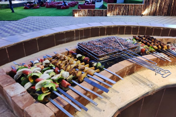 VIP Ørken Safari i Dubai med Quad Bike, Kamel og BBQ Buffet Middag